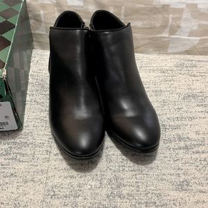 St John’s Bay Booties Sz9